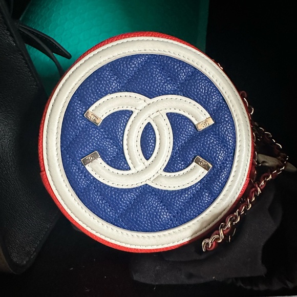 CHANEL Caviar Quilted Filigree cross body purse and dust bag. - Picture 2 of 8